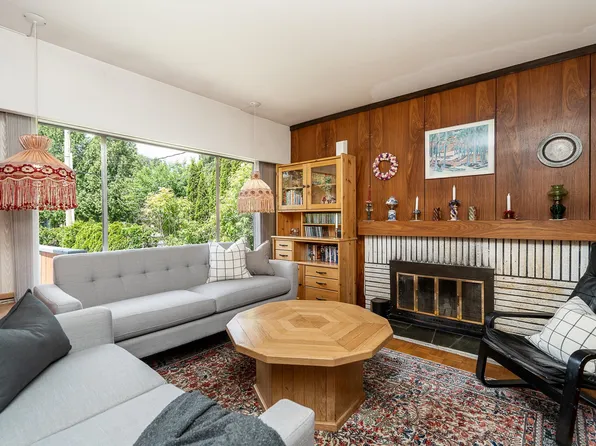 3554 Hastings St, Pt Coquitlam, BC V3B 4N4