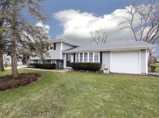 1124 Country Club Ln, Schaumburg, IL