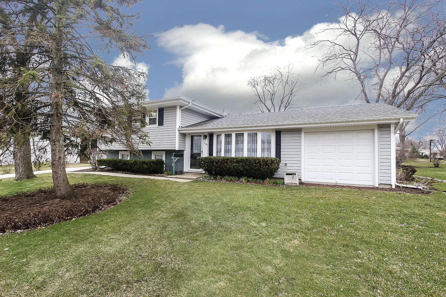 1124 Country Club Ln photo 1