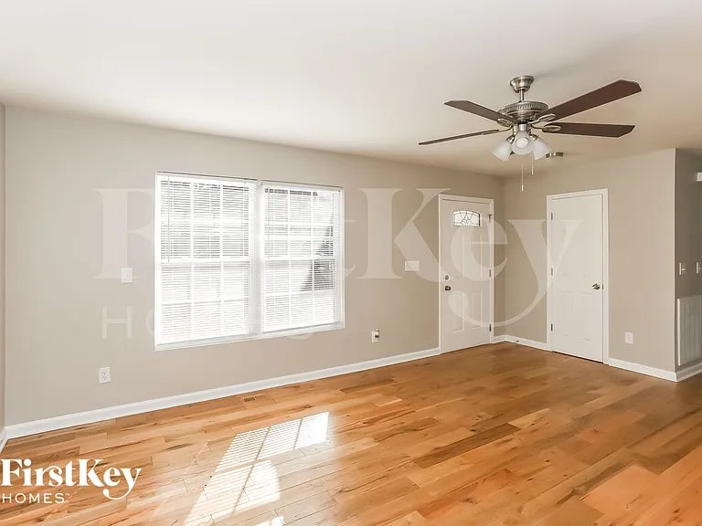 1018 Austin Ave — Photo 4