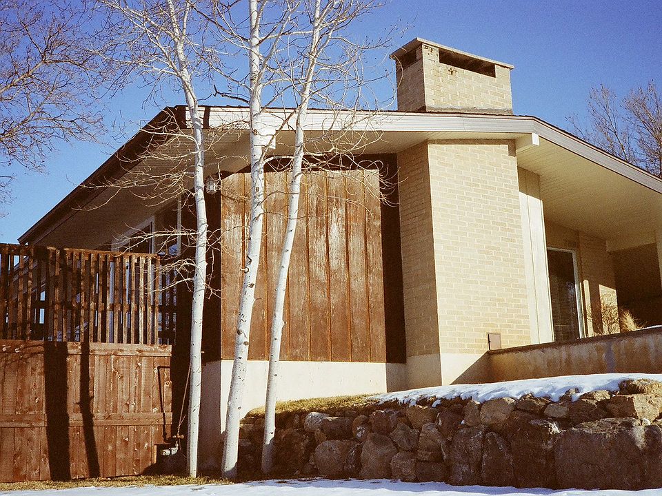 789 Westbrook- Front door faces south