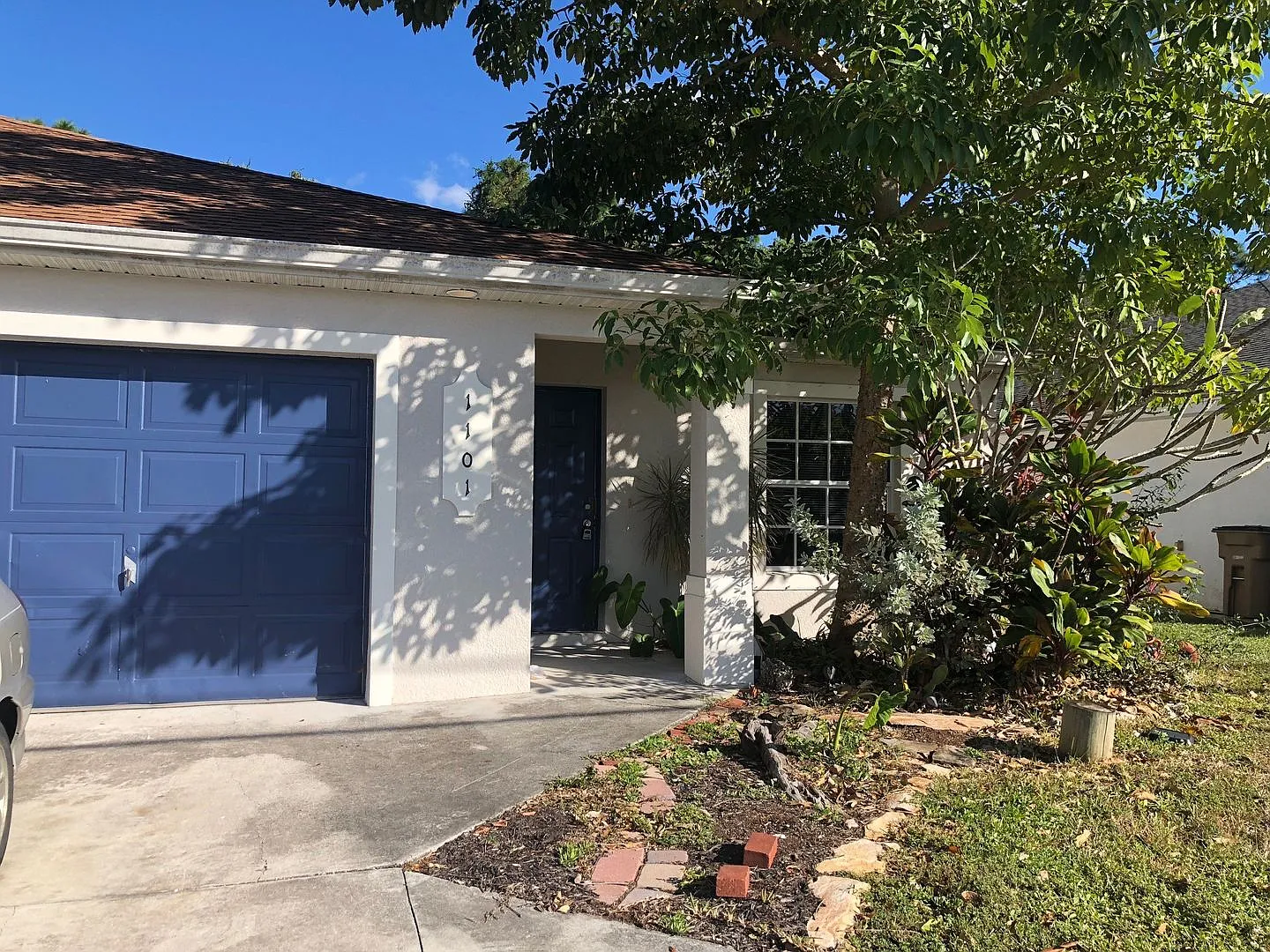 Experience this Large Cape Coral 3 bedroom 2 bath duplex with 1 car garage and screened in lanai. — Photo 1