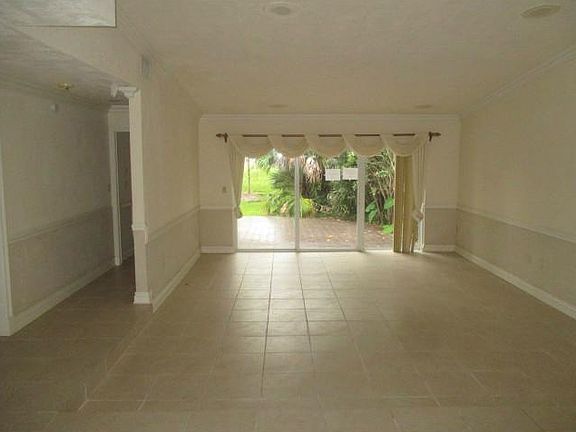 3rd image of 526 NE 195th St #526