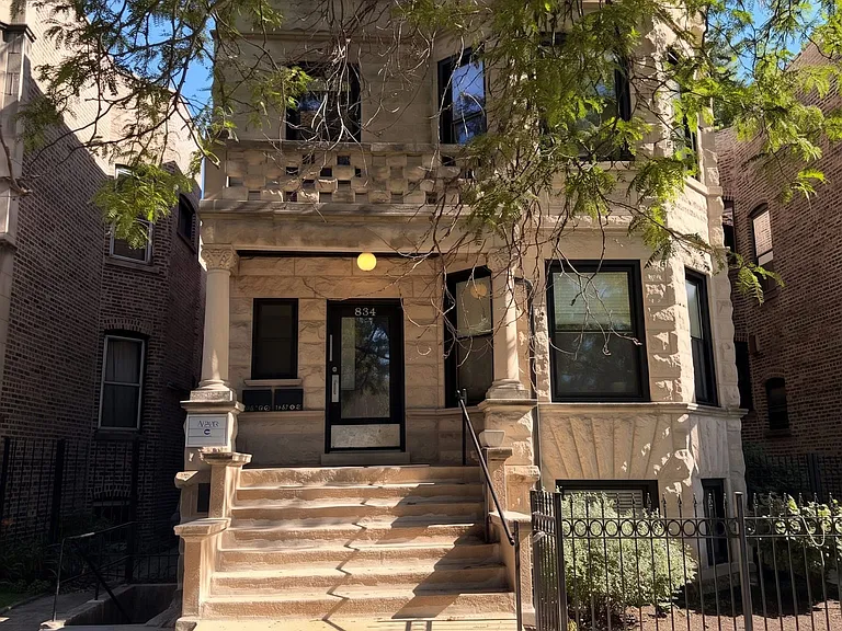 834 W Waveland Ave — Photo 1