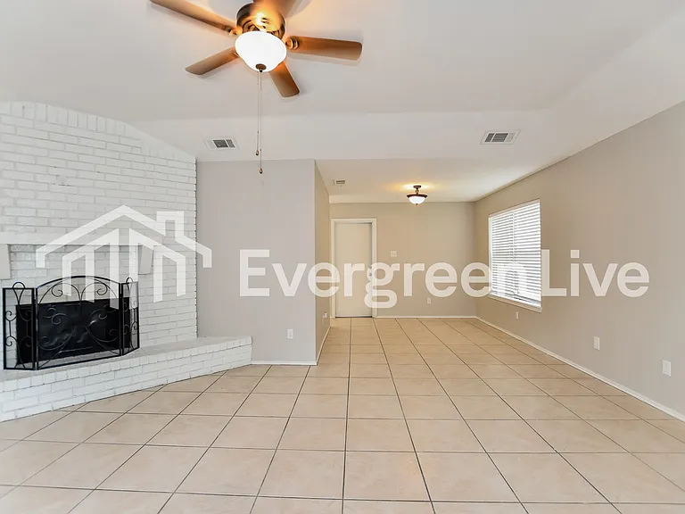 1016 Hunters Glen Dr — Photo 6