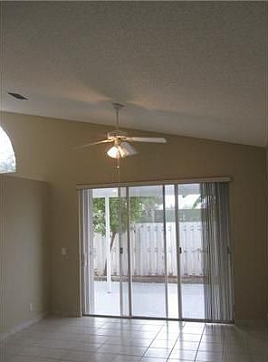 4th image of 1363 Fairfax Cir E