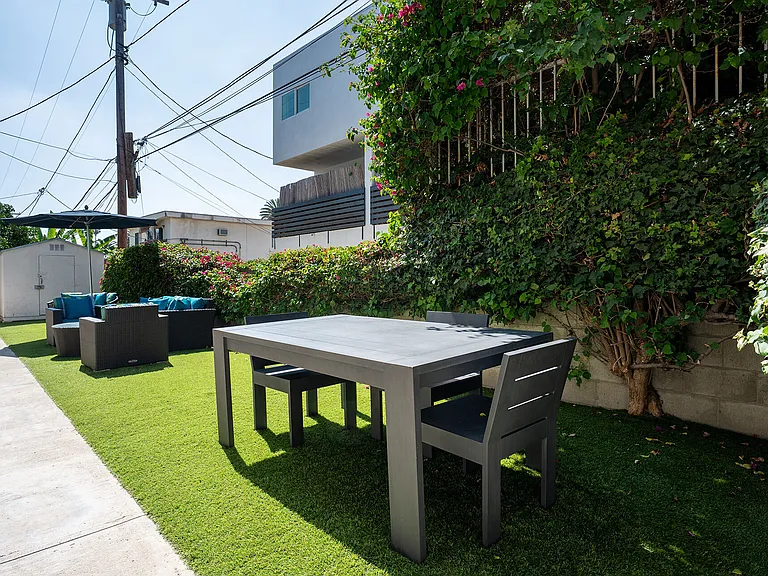 535 N Hobart Blvd — Photo 10