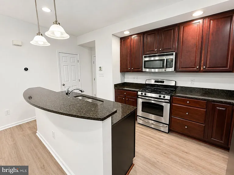 2585 Eastbourne Dr — Photo 12
