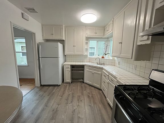 4th image of 2861 Maine Ave
