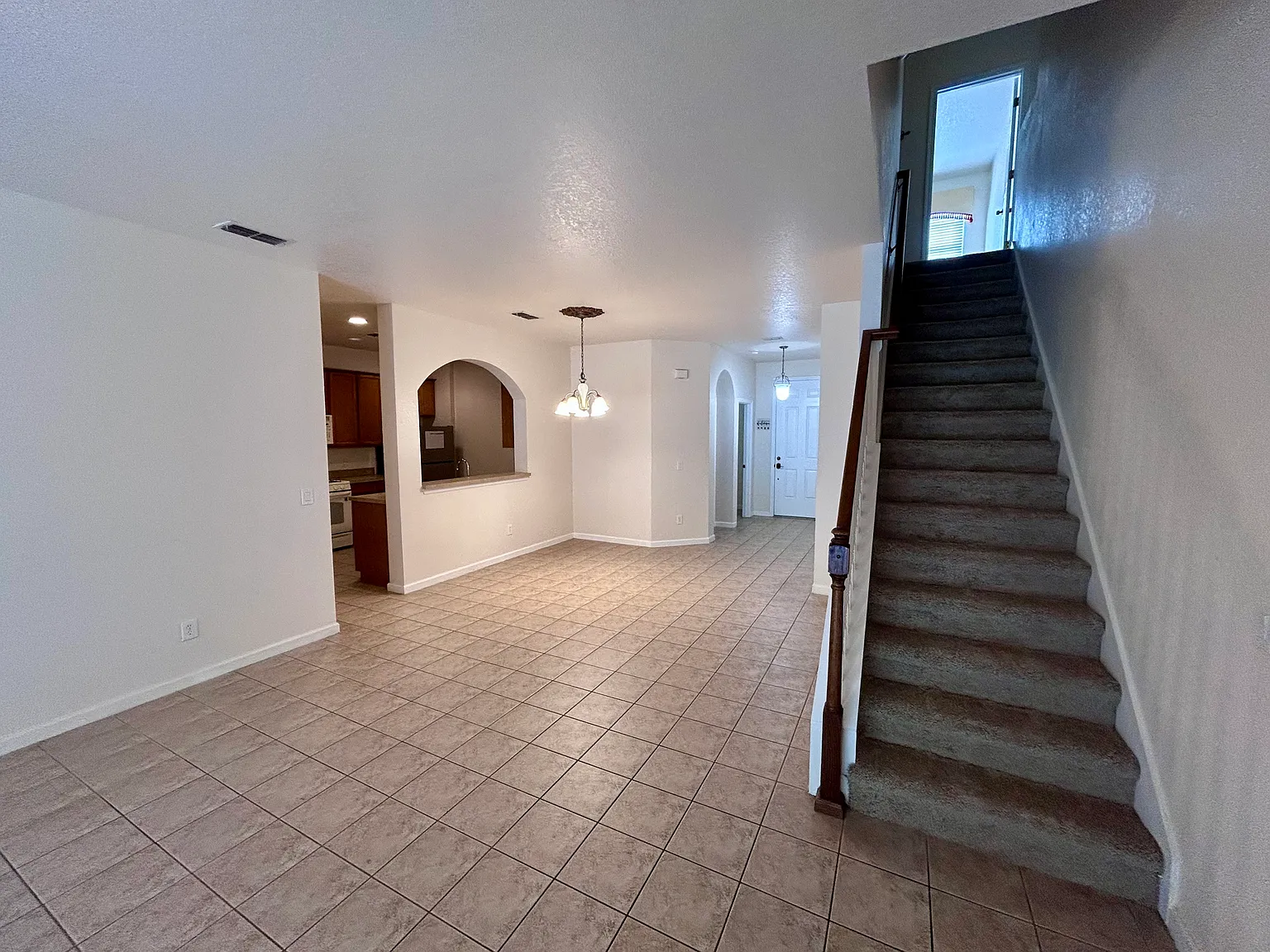 6 bed, 2323 sqft, $2,350 — Photo 4