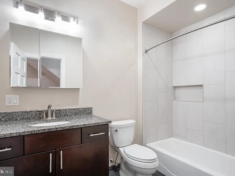 724 N 3rd St #2F — Photo 13