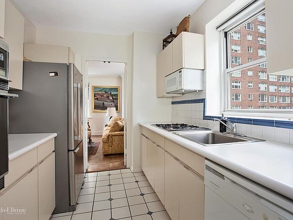 5th image of 130 E 63rd St APT 6C