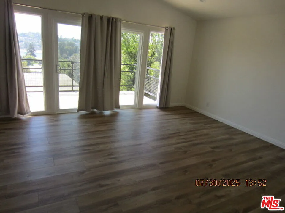 3 bed, 2.0 bath, 1300 sqft, $5,200 — Photo 2
