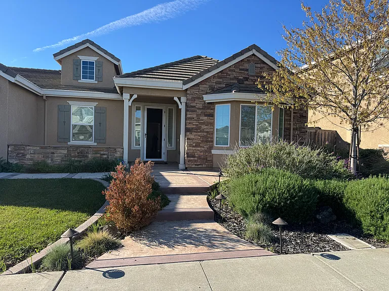 2031 Newcastle Dr — Photo 2