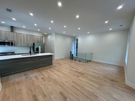 5th image of 715 W Aldine Ave #Penthouse