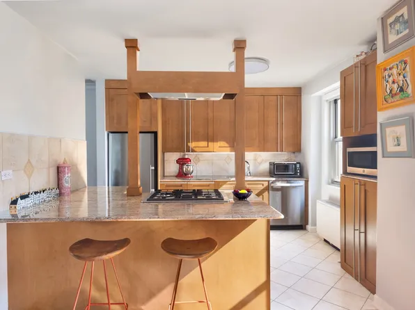 300 East 40th Street image 2 of 14