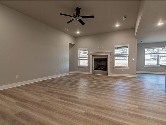 4th image of 637 S Benchmark Ave