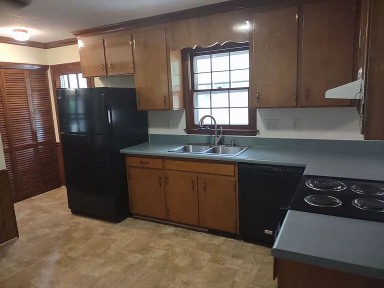 732 N Harrison Ave — Photo 2