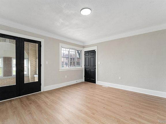 5th image of 2254 Taylor St