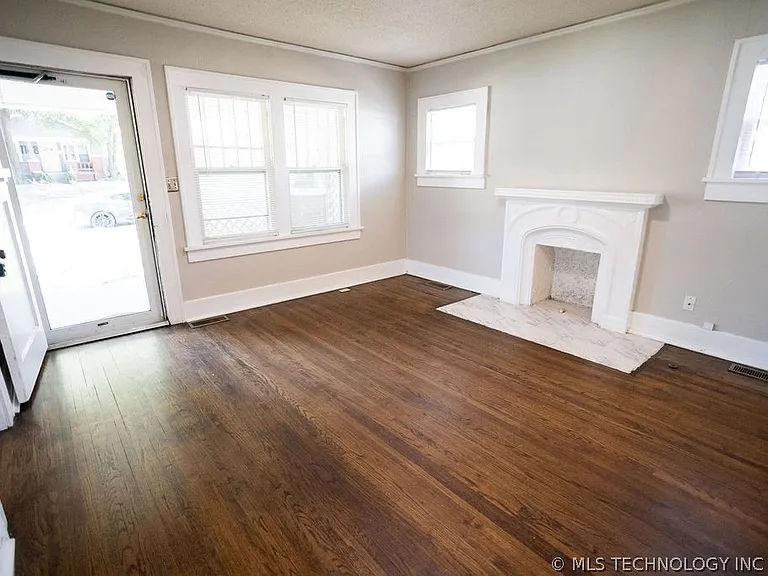 1147 S Florence Ave — Photo 17
