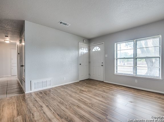 3rd image of 506 Carol Crest St