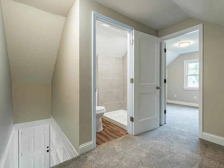 Upper stairs/landing/bath