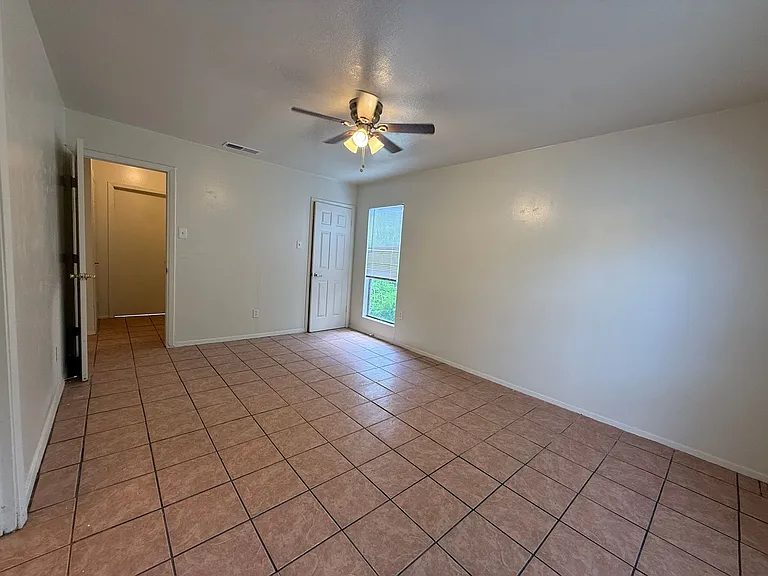 1109 Village Green Dr — Photo 13