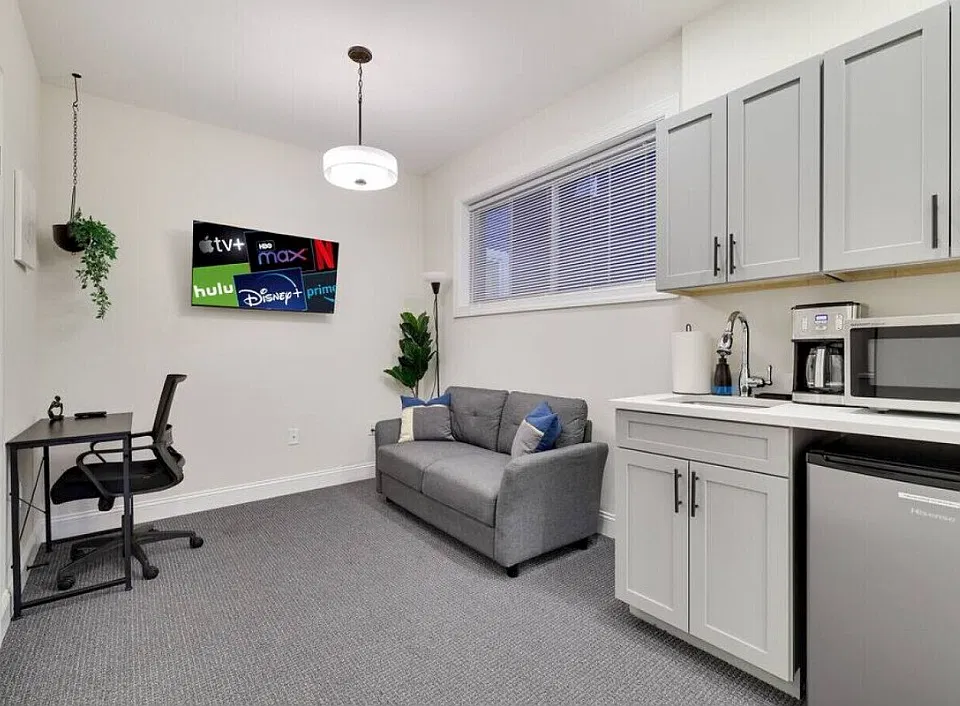 87 Crystal St