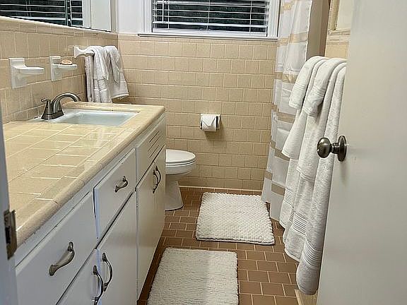 Spacious Bathroom 