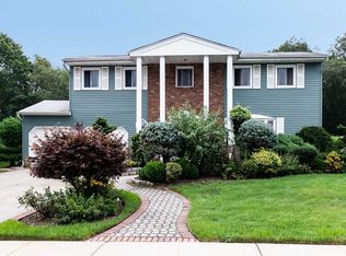 13 Sunshine Ln, Amityville, NY 11701