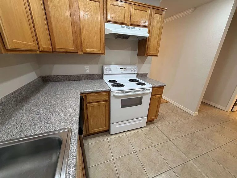 111 E Rock St — Photo 10