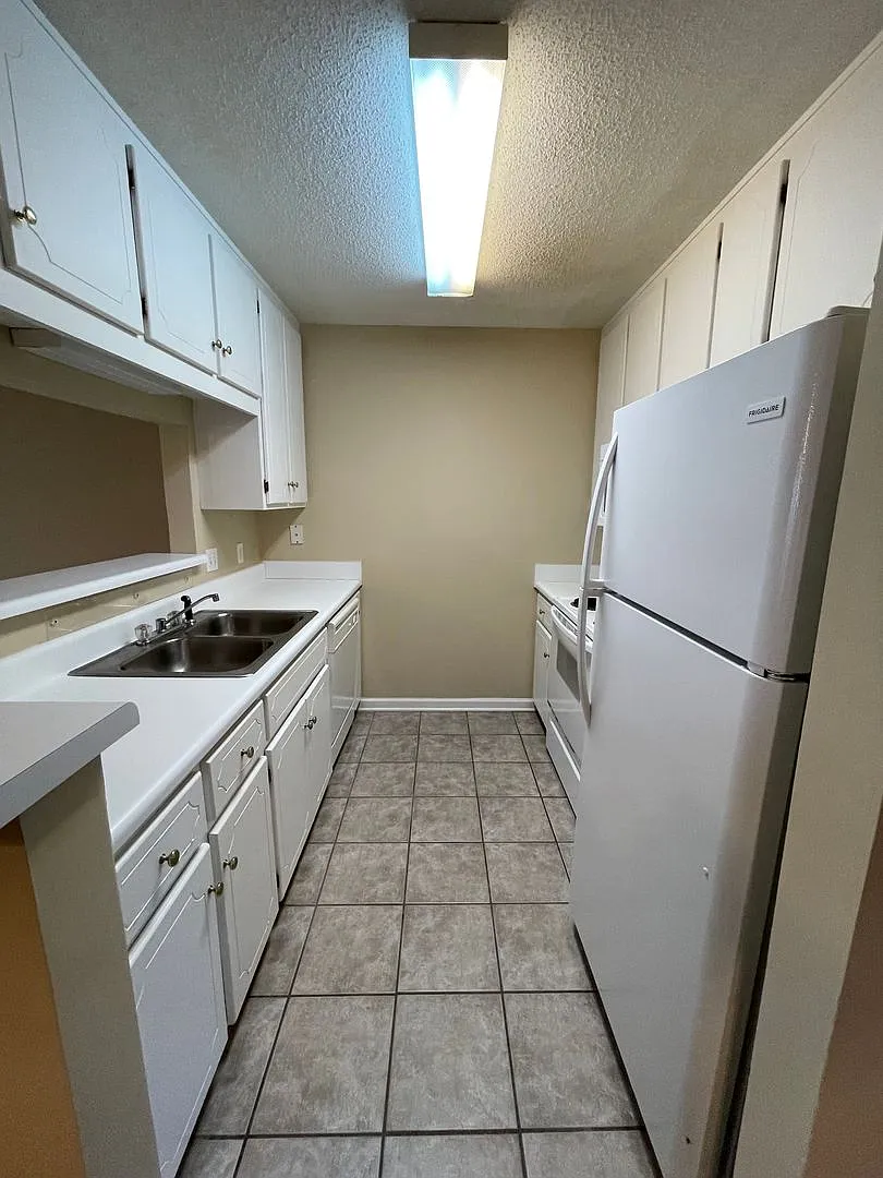 Dunwoody Subdivision - End Unit! — Photo 4