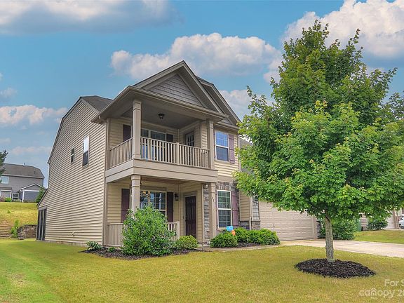 3rd image of 453 Augustus Ln