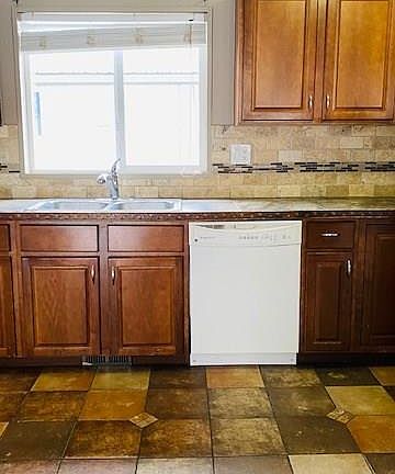 4th image of 2217 N Pinewood Dr