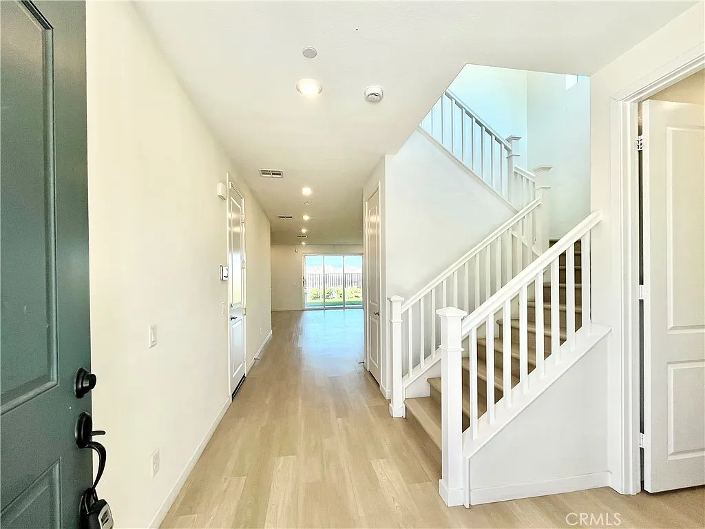 4 bed, 2.5 bath, 2280 sqft, $5,200 — Photo 2