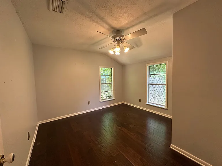 1139 Dudley Ln — Photo 5