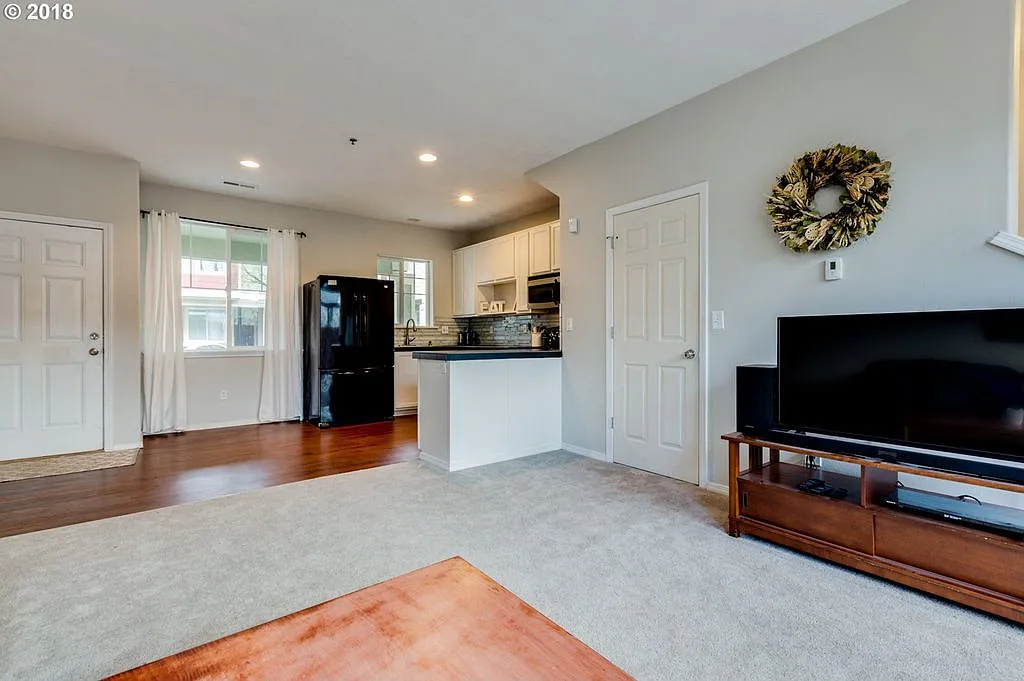 3 bed, 1186 sqft, $2,300 — Photo 4