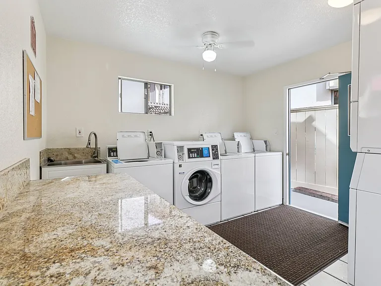 La Jollan Townhomes — Photo 25