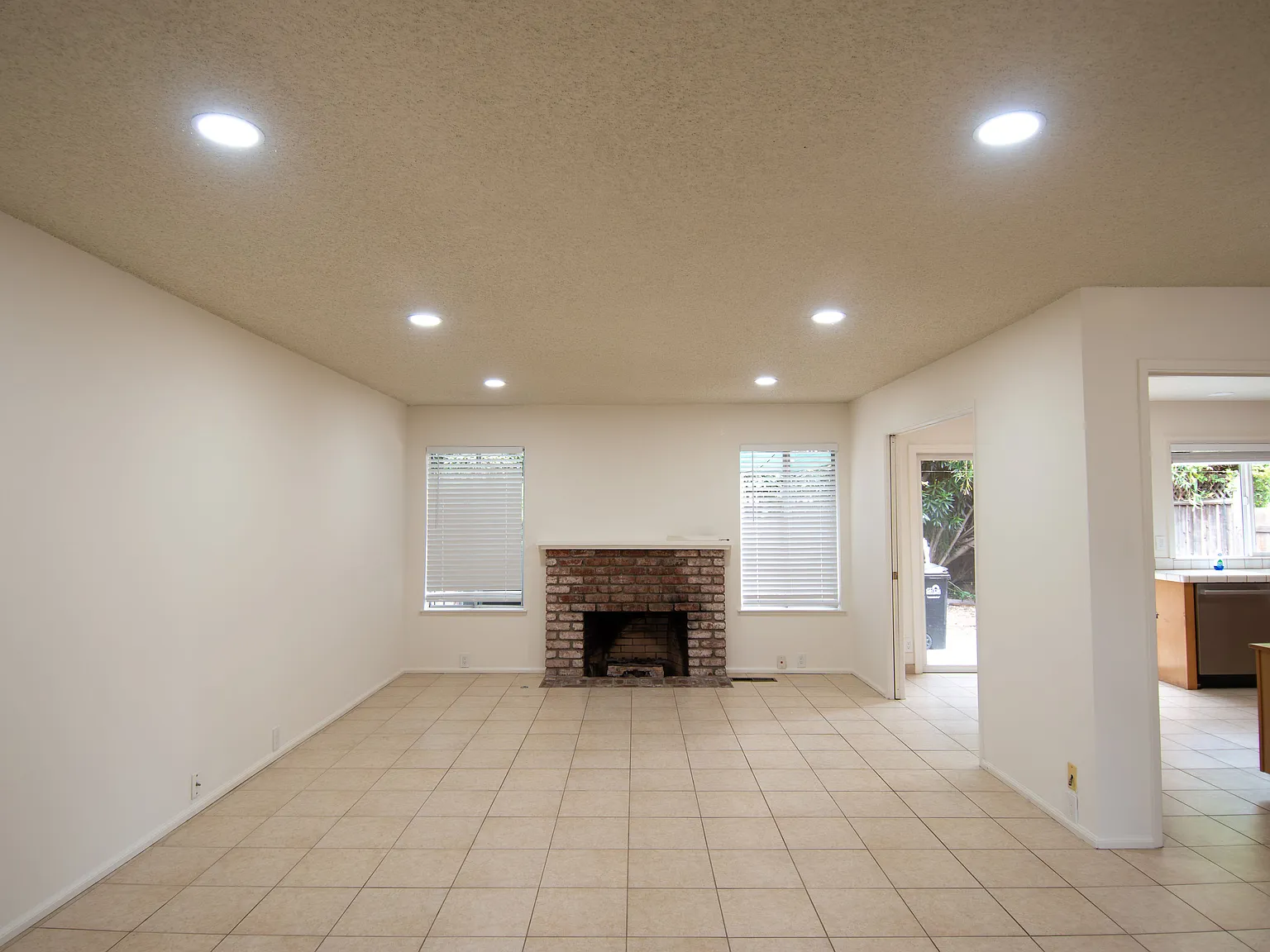 3 bed, 1300 sqft, $4,200 — Photo 3
