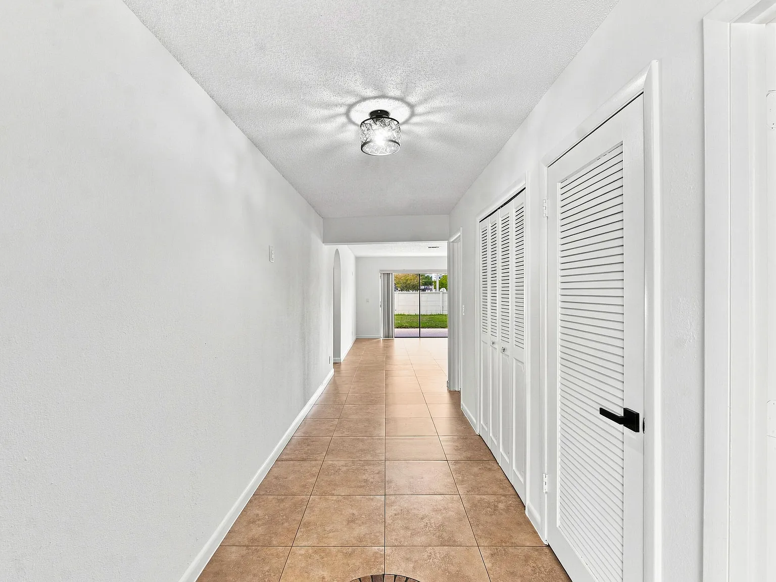 3 bed, 2.0 bath, 1914 sqft, $3,800 — Photo 4