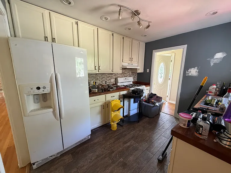 17W571 Riordan Rd — Photo 4
