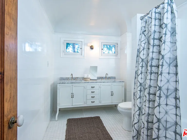 2417 Walgrove Ave — Photo 13