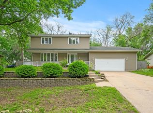 540 Heinel Dr, Roseville, MN 55113