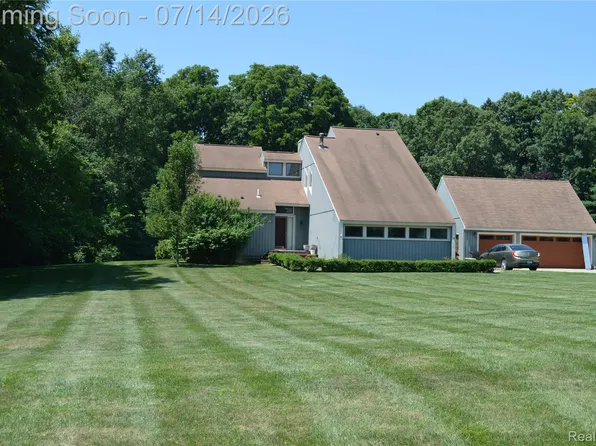10055 Walnut Hill Dr, Davisburg, MI 48350