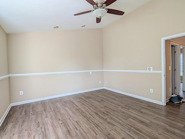 211 Shirley Sq SE — Photo 18