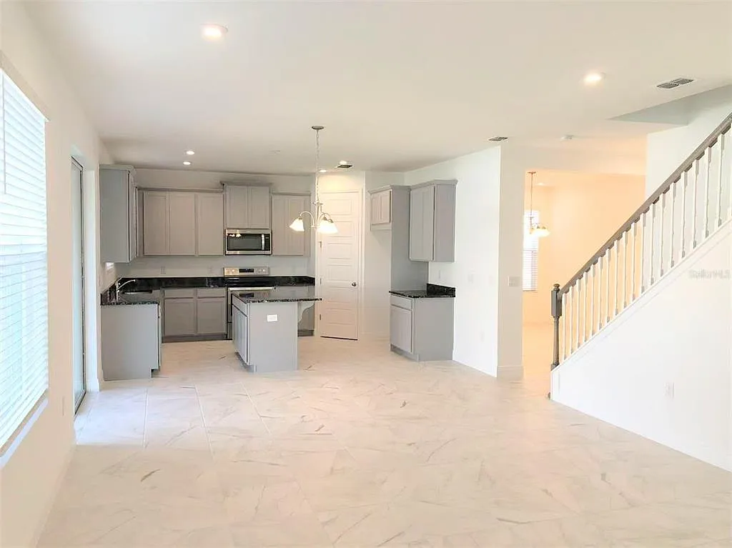 4 bed, 3.0 bath, 3044 sqft, $3,400 — Photo 2