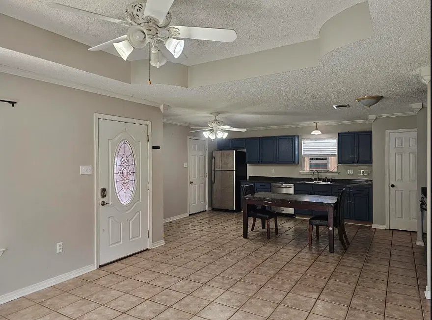3 bed, 1200 sqft, $2,100 — Photo 2