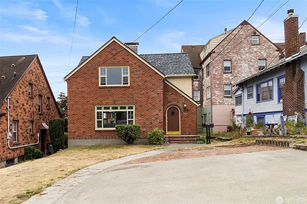 2 bed, 1.5 bath, 2374 sqft, $4,995 — Photo 1