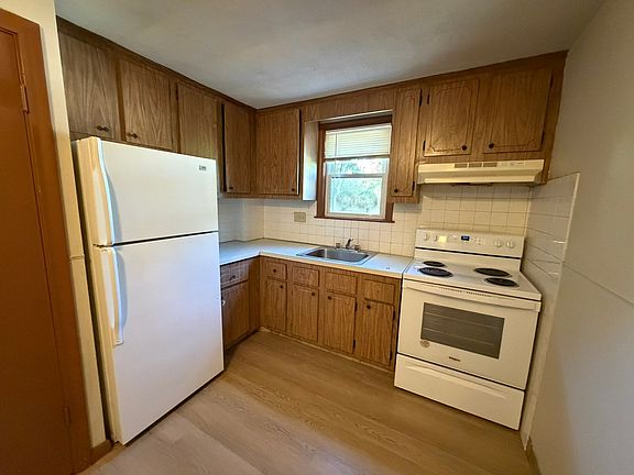 5th image of 83 Pleasant St