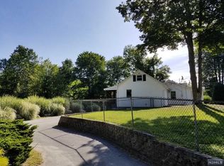 22 Woodland Dr, Hewitt, NJ 07421